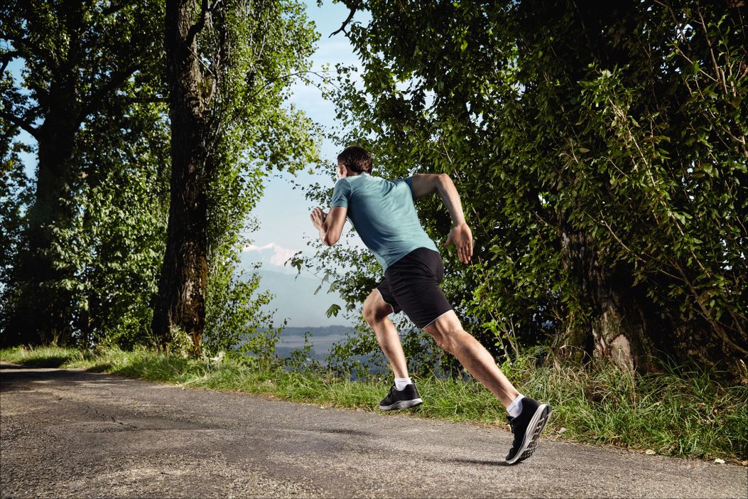 Gesundheit/Sport: Jogging im Wald  / Nähe Reuss Bellikon